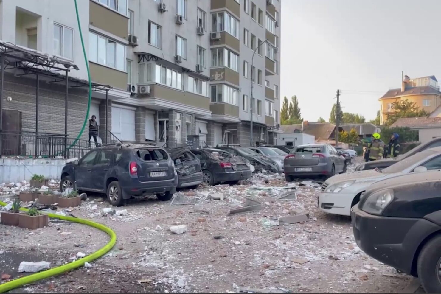 Выбиты окна и разрушены квартиры: последствия падения обломков дрона на многоэтажку в Киеве 30 мая. Фото и видео