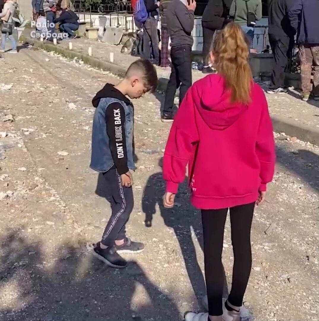 "Как мы вообще выжили там?": разговор детей возле атакованной оккупантами многоэтажки в Киеве взволновал сеть. Видео