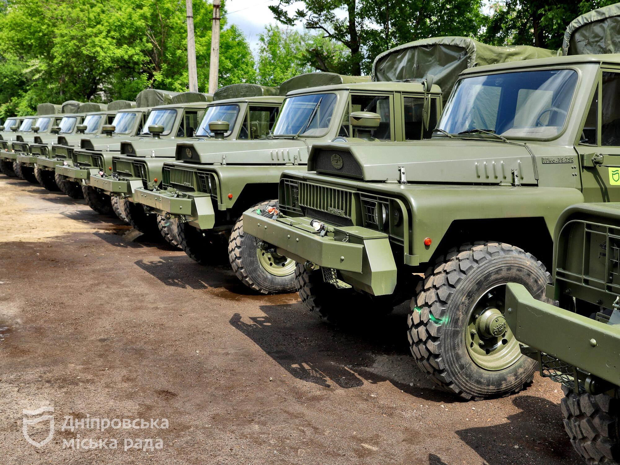 Філатов: від початку повномасштабної війни Дніпро відправив оборонцям на фронт понад 600 вантажівок і легковиків