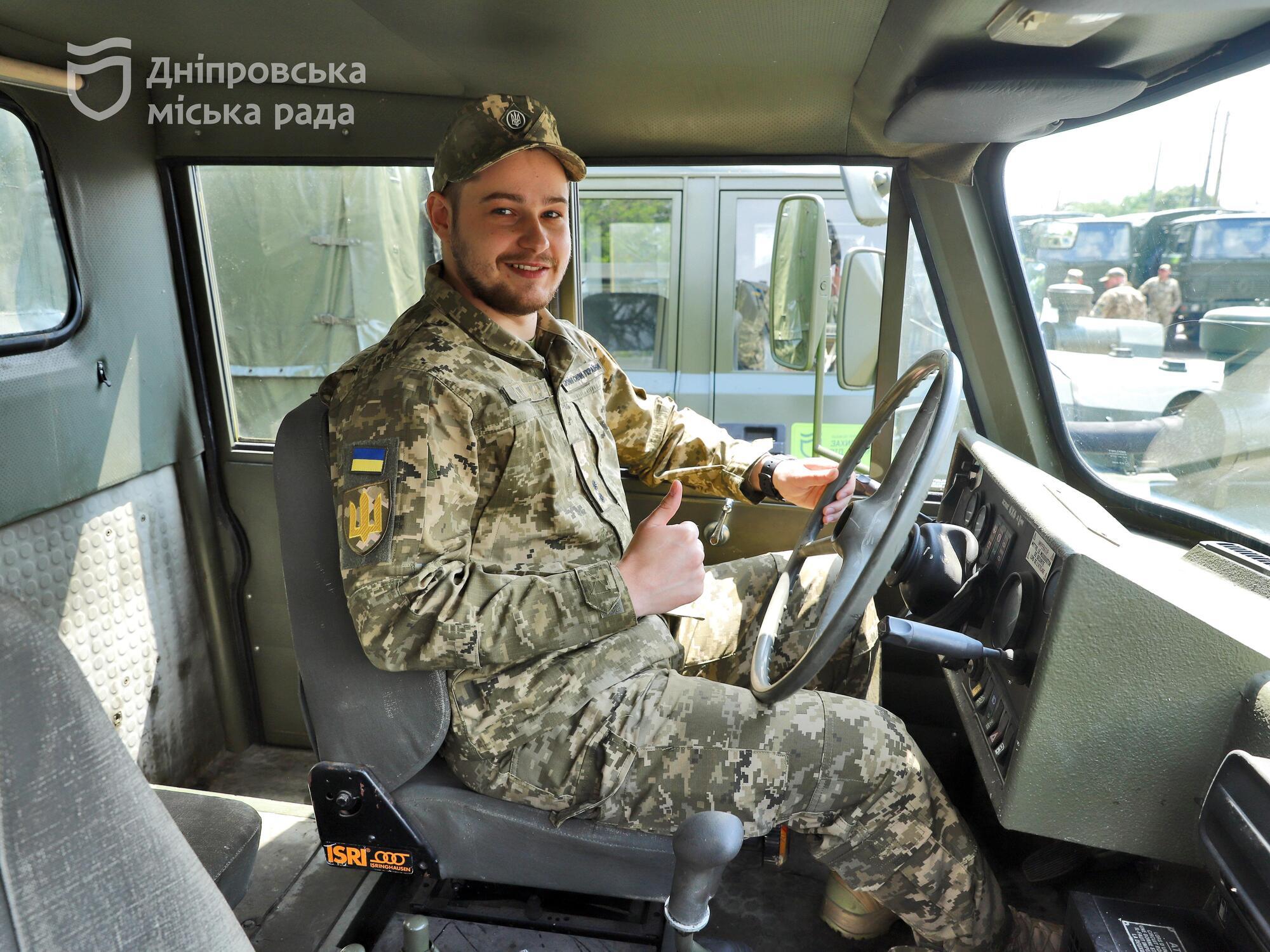 Філатов: від початку повномасштабної війни Дніпро відправив оборонцям на фронт понад 600 вантажівок і легковиків