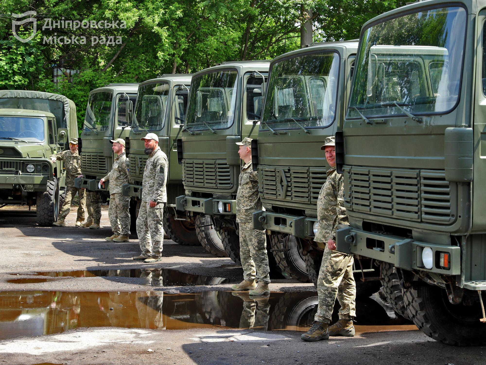 Філатов: від початку повномасштабної війни Дніпро відправив оборонцям на фронт понад 600 вантажівок і легковиків