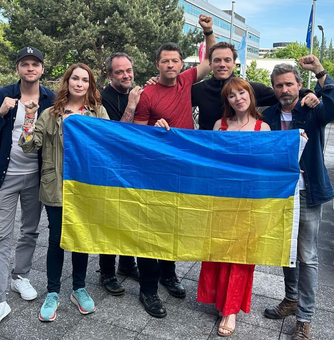 Звезда "Сверхъестественного" Миша Коллинз приехал в Киев и довел до истерики россиян украинским флагом