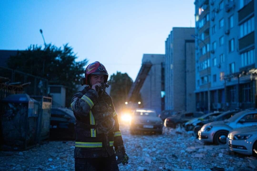 Выбиты окна и разрушены квартиры: последствия падения обломков дрона на многоэтажку в Киеве 30 мая. Фото и видео