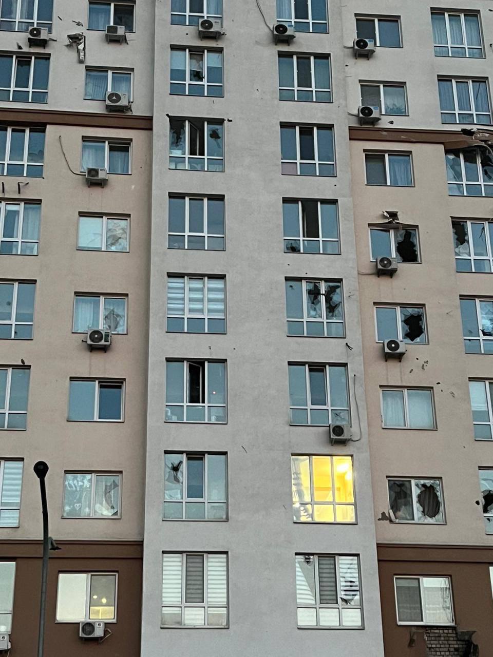 Есть раненые, более 50 сообщений о падении обломков: в полиции показали последствия атаки Киевщины 30 мая. Фото