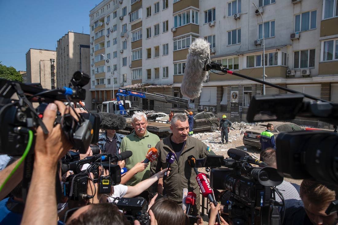 "Погибшая женщина вышла посмотреть, как сбивают дроны": Кличко побывал на месте падения обломков БПЛА в Киеве и рассказал подробности атаки