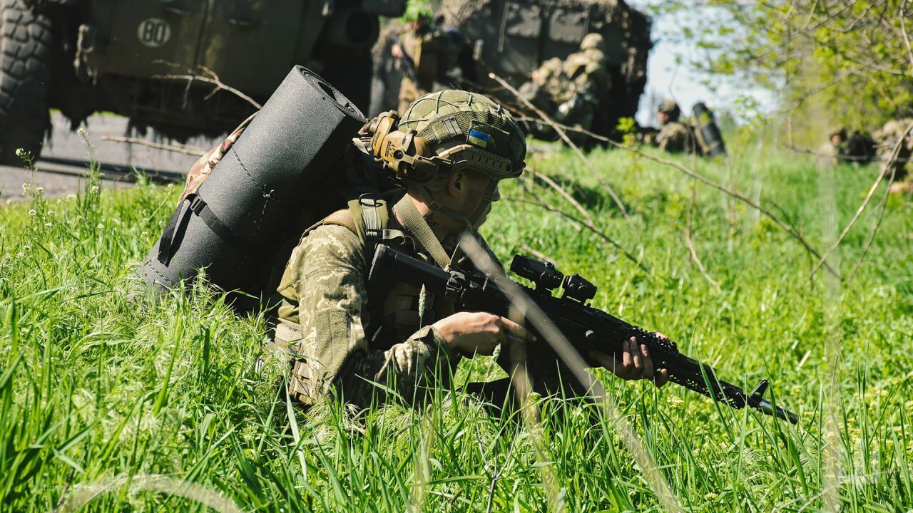 Украинский воин с оружием на полигоне