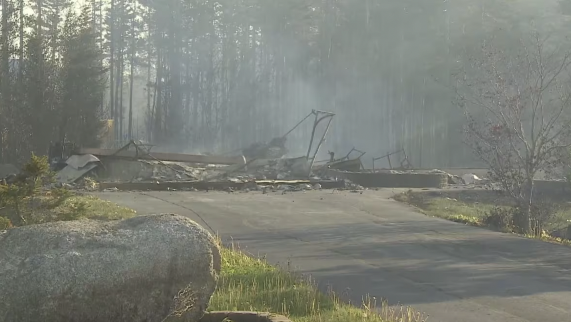 В Канаде бушуют лесные пожары: эвакуируют тысячи людей. Фото и видео