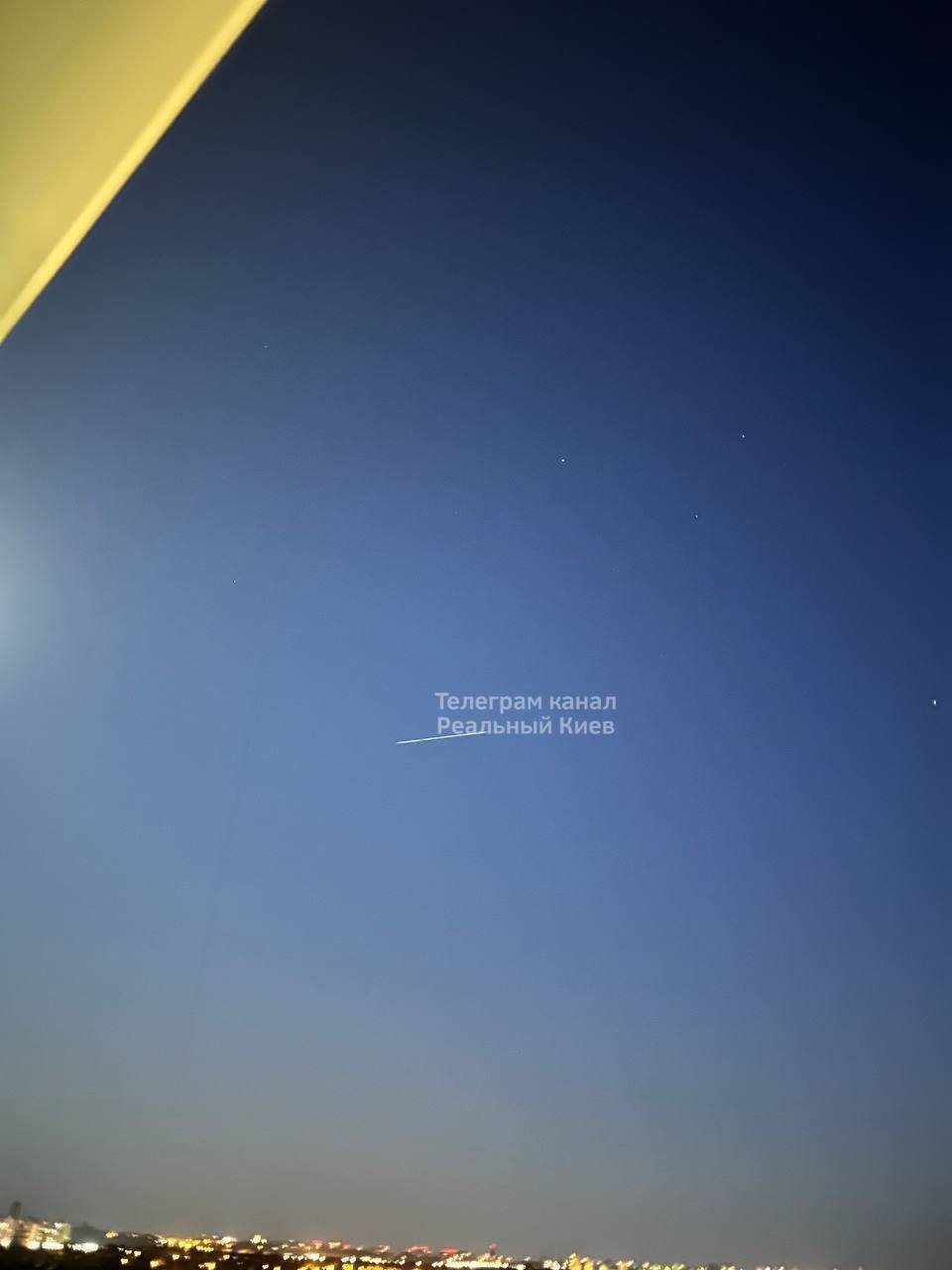 Роздають інтернет для Starlink: над Україною пролітають супутники Ілона Маска. Відео