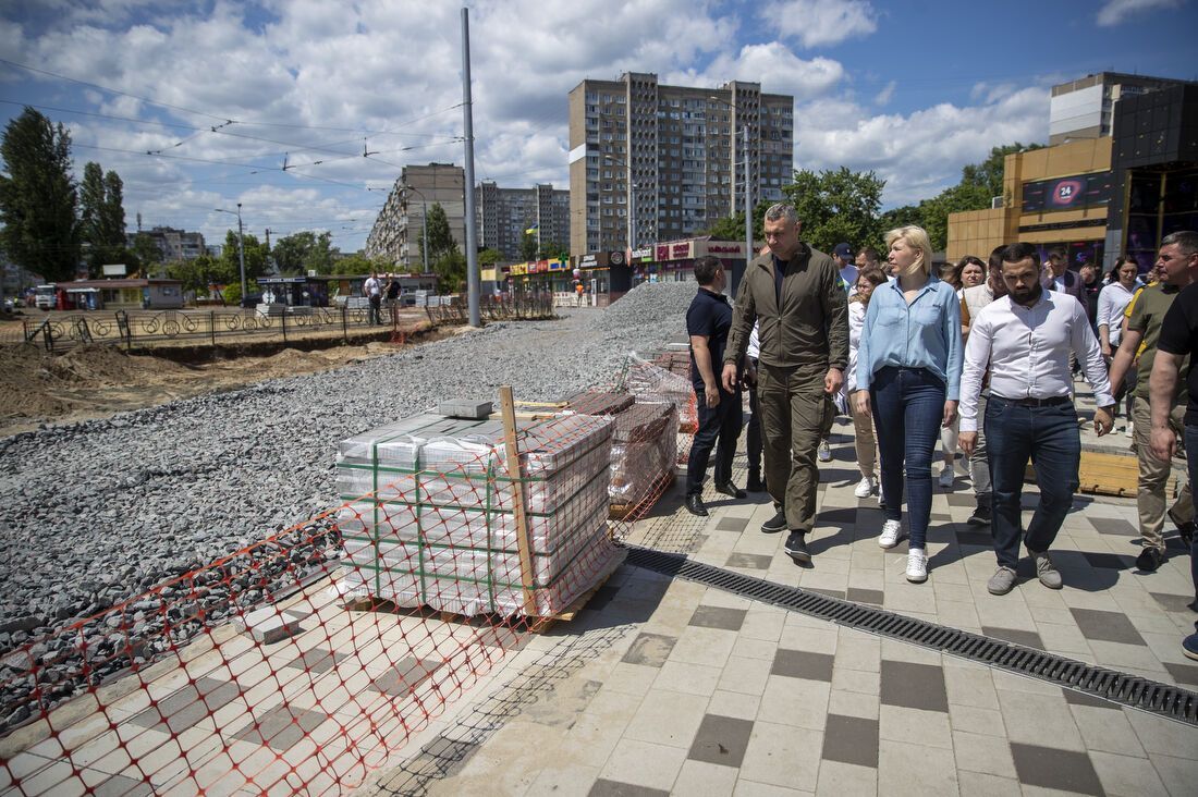 Кличко перевірив, як облаштовують новий сквер біля станції "Героїв Дніпра". Фото