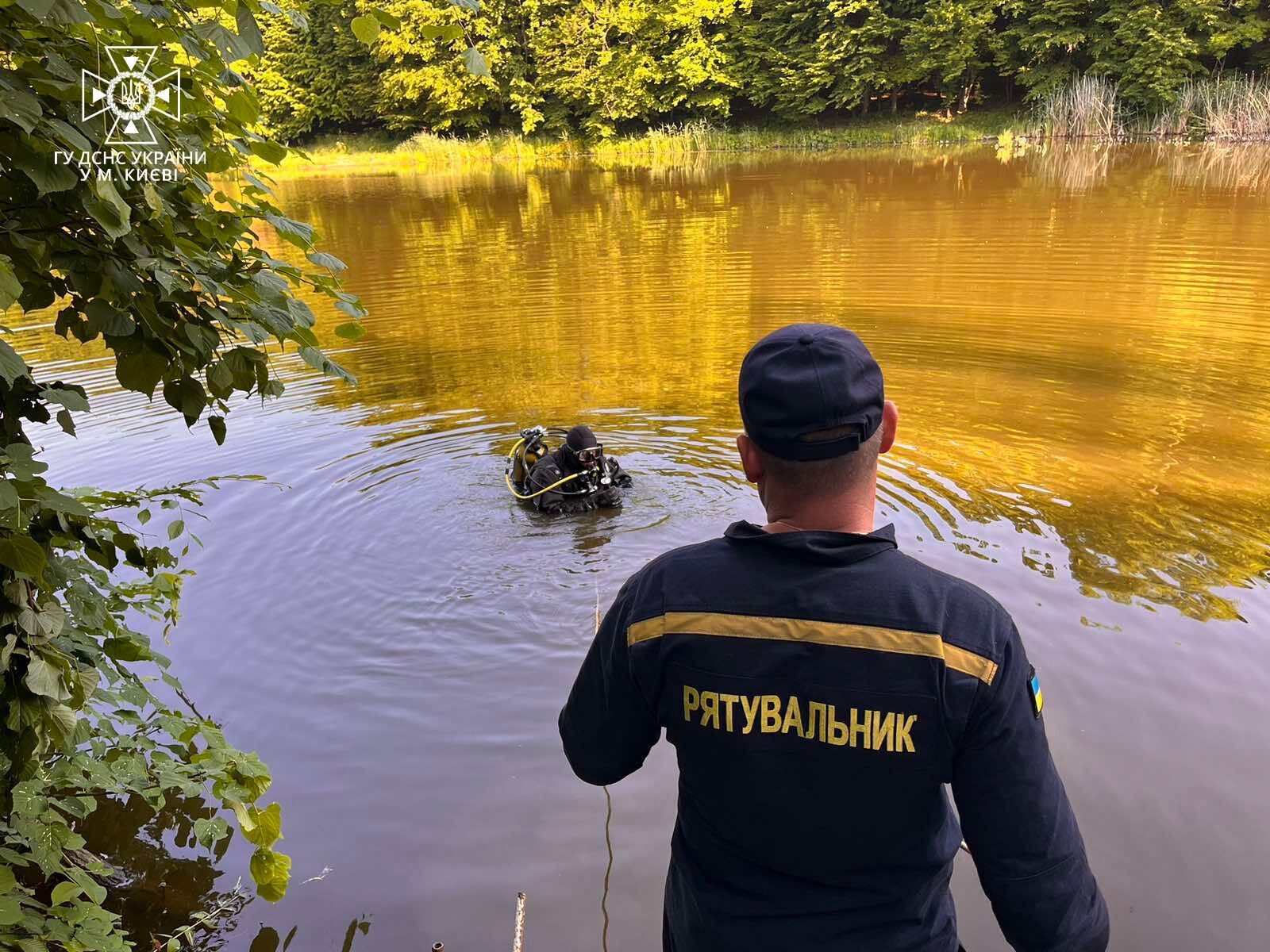 В Киеве в одном из озер утонул мужчина: тело обнаружили на глубине 7 метров. Фото