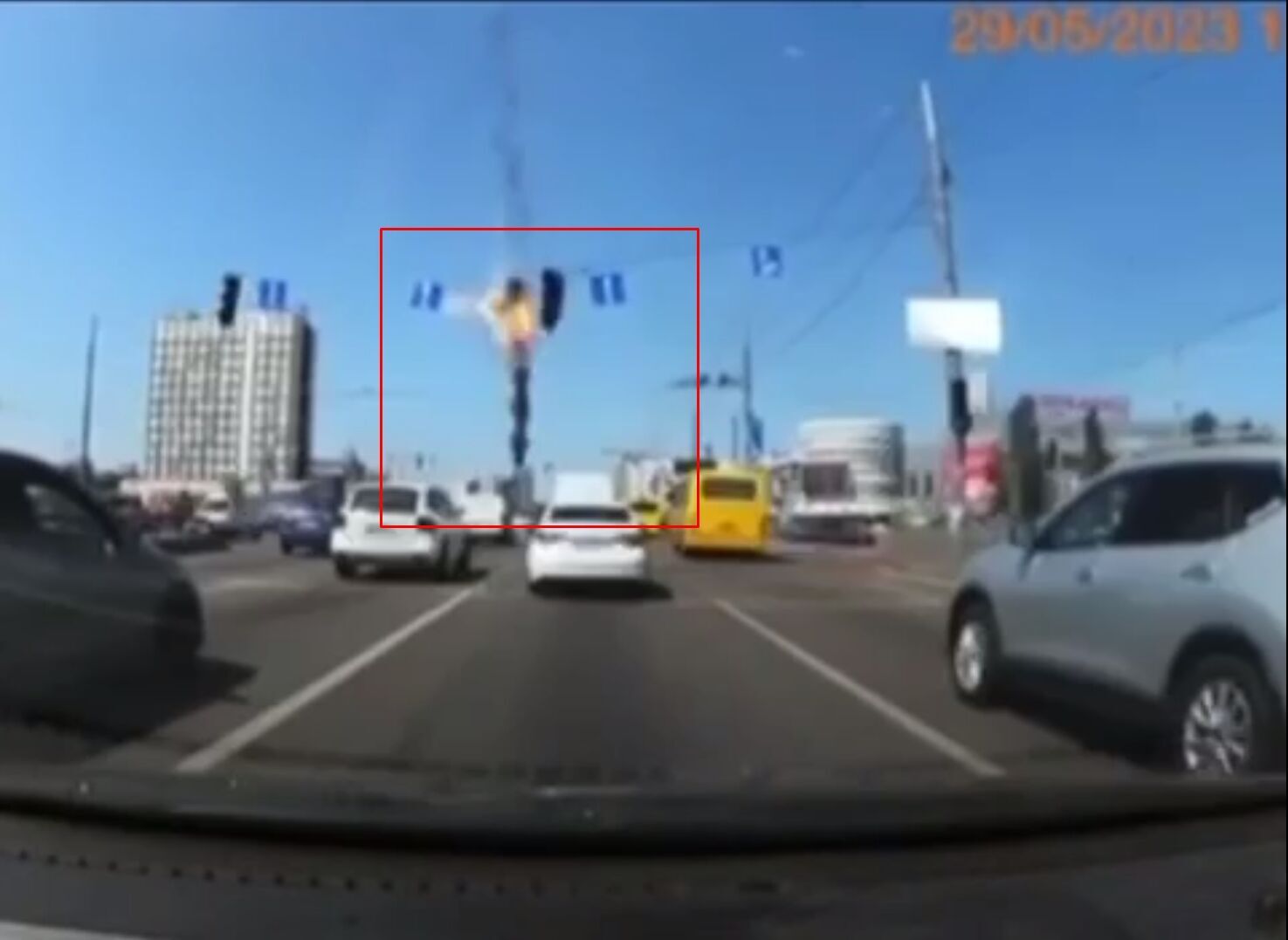 У мережі з'явилось шокуюче відео падіння уламків ракети біля маршрутки в Києві. Відео