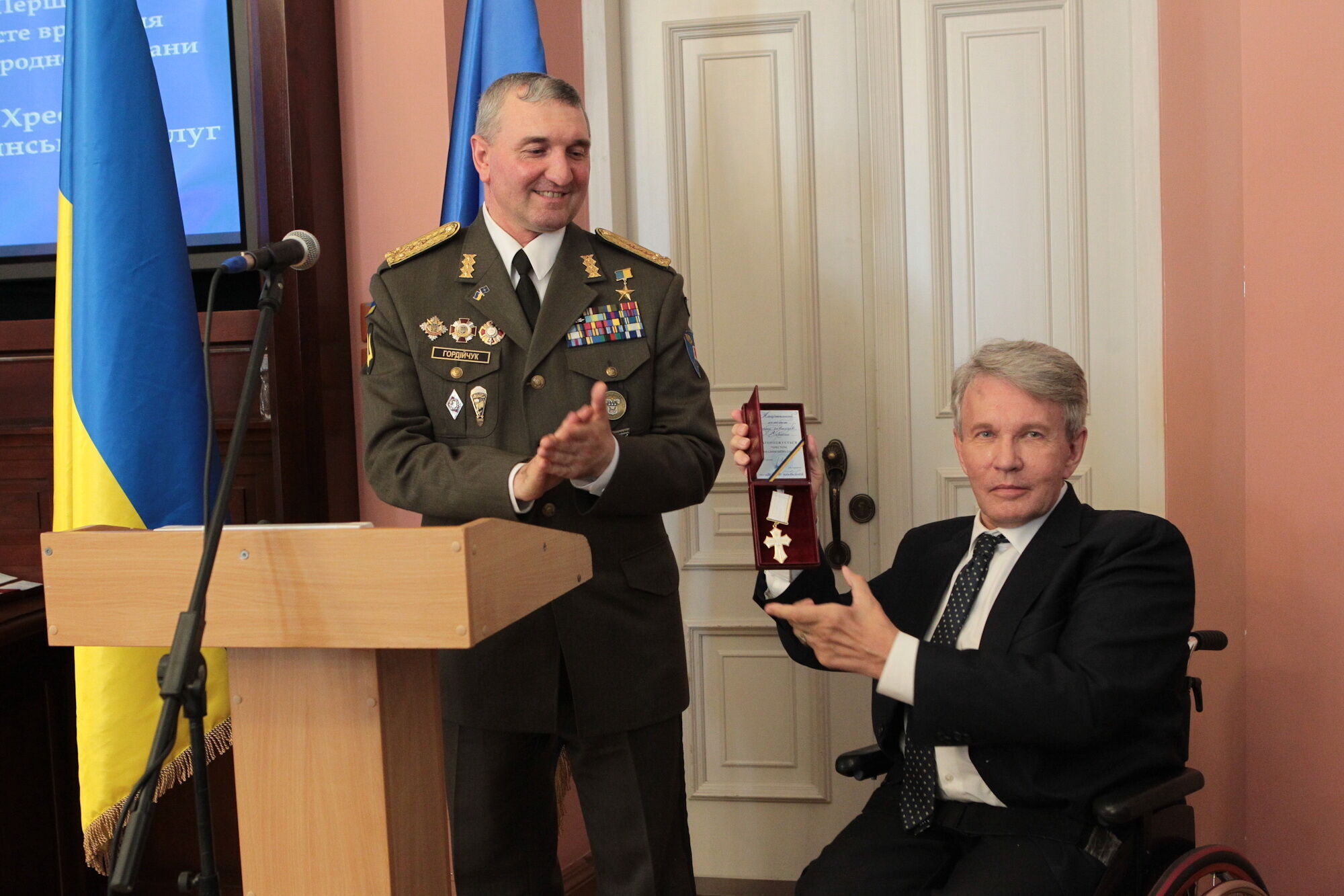 Генерал-майор Сумрак в Киеве вручил гражданским украинцам благодарность от военных – "Крест гражданских заслуг"