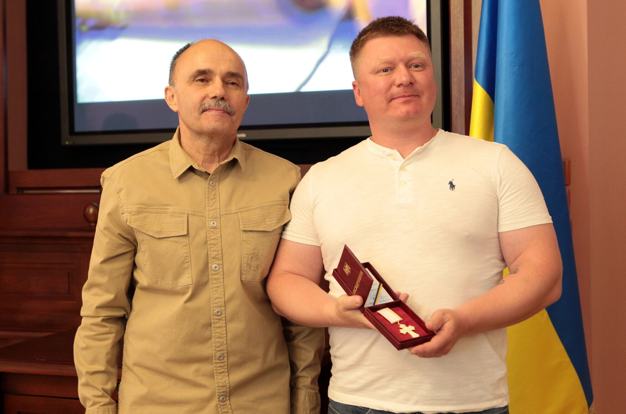 Генерал-майор Сумрак в Киеве вручил гражданским украинцам благодарность от военных – "Крест гражданских заслуг"