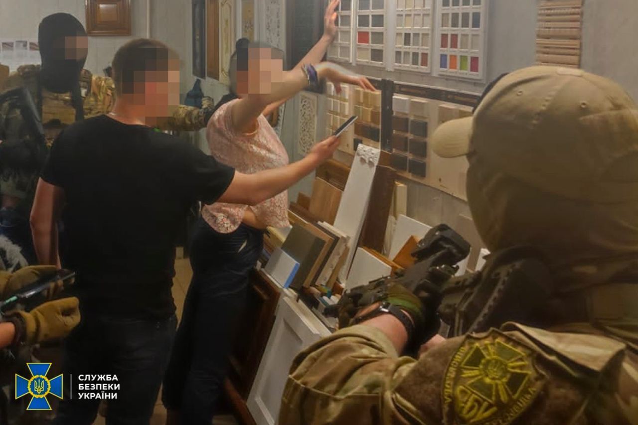 СБУ задержала агентку ФСБ в Кривом Роге, которая шпионила за Силами обороны и фиксировала последствия прилетов. Фото