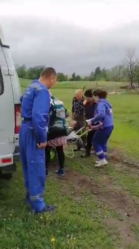 Пока Путин бомбит Украину: в Чувашии умер пациент, которого везли на тачке к скорой, потому что водитель не рискнул ехать по шаткому мосту. Видео
