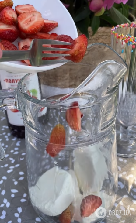 Літній молочний коктейль з полуницею для дітей: готується з натуральних компонентів 