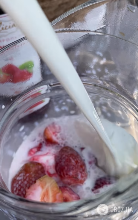 Літній молочний коктейль з полуницею для дітей: готується з натуральних компонентів 