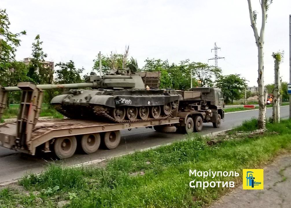 "Паники нет, но "тревожно": в сети указали на нюанс с переброской техники врага через Мариуполь