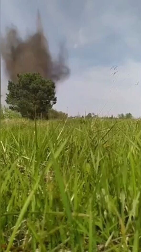 На Київщині чоловік виявив біля свого городу російську ракету: її знищили на місці. Фото та відео