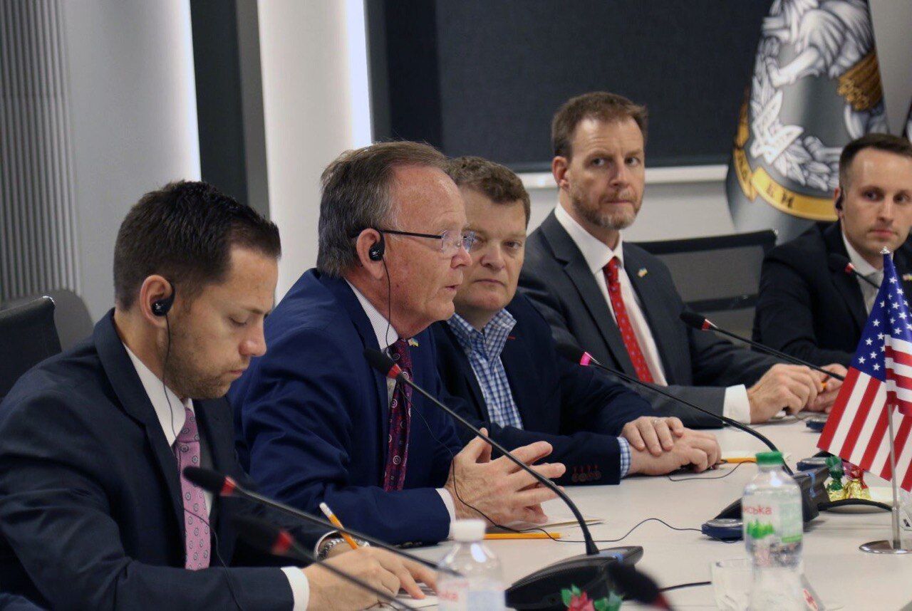 "Обговорили розвиток ЗСУ": Резніков провів зустріч з американською делегацією. Фото