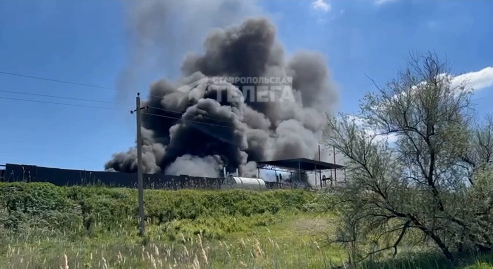 У Ставрополі спалахнула потужна пожежа на складі паливно-мастильних матеріалів: піднявся чорний дим. Відео 