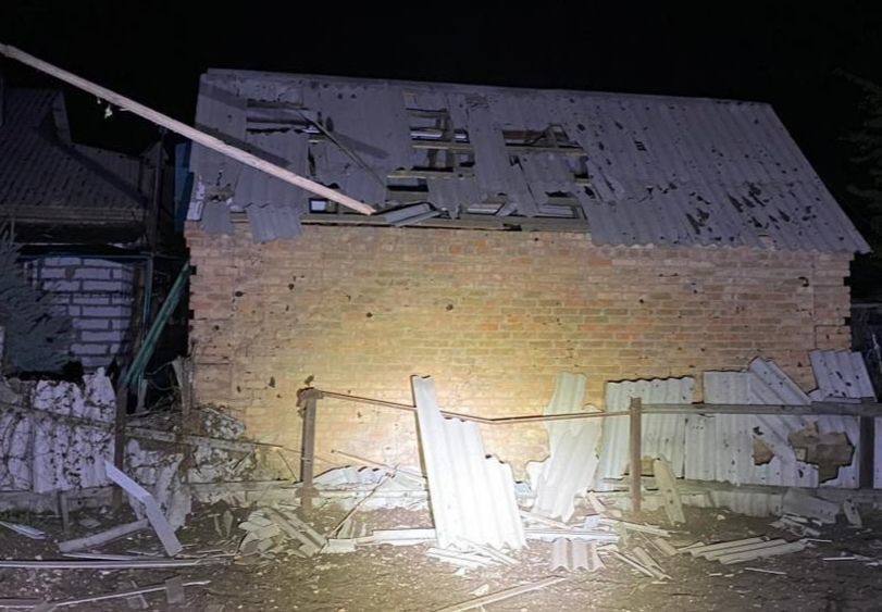 Оккупанты ночью атаковали Никополь артиллерией и дронами: есть разрушения, ранен мужчина. Фото