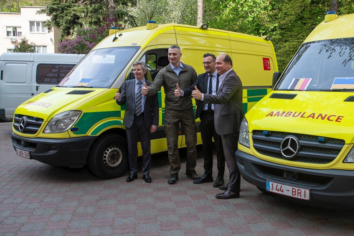 Київ отримав від столиці Бельгії два сучасних автомобілі швидкої допомоги. Фото