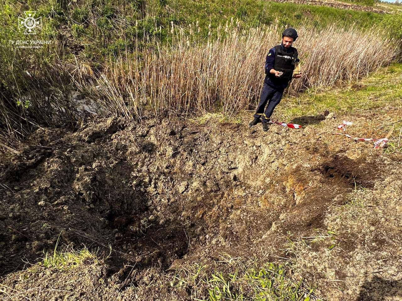 На Киевщине мужчина обнаружил возле своего огорода российскую ракету: ее уничтожили на месте. Фото и видео