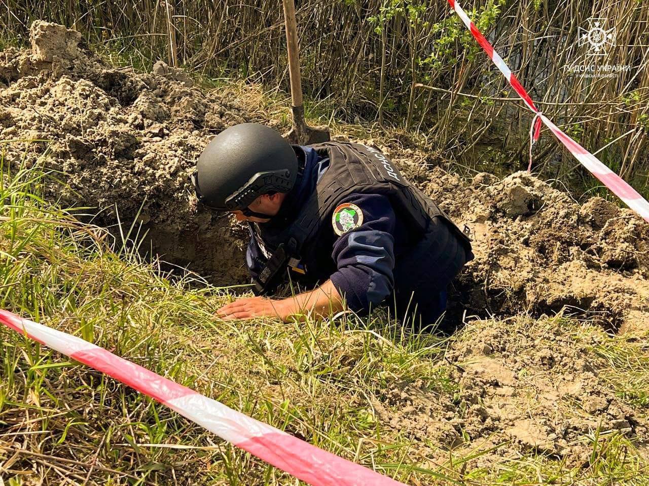 На Киевщине мужчина обнаружил возле своего огорода российскую ракету: ее уничтожили на месте. Фото и видео