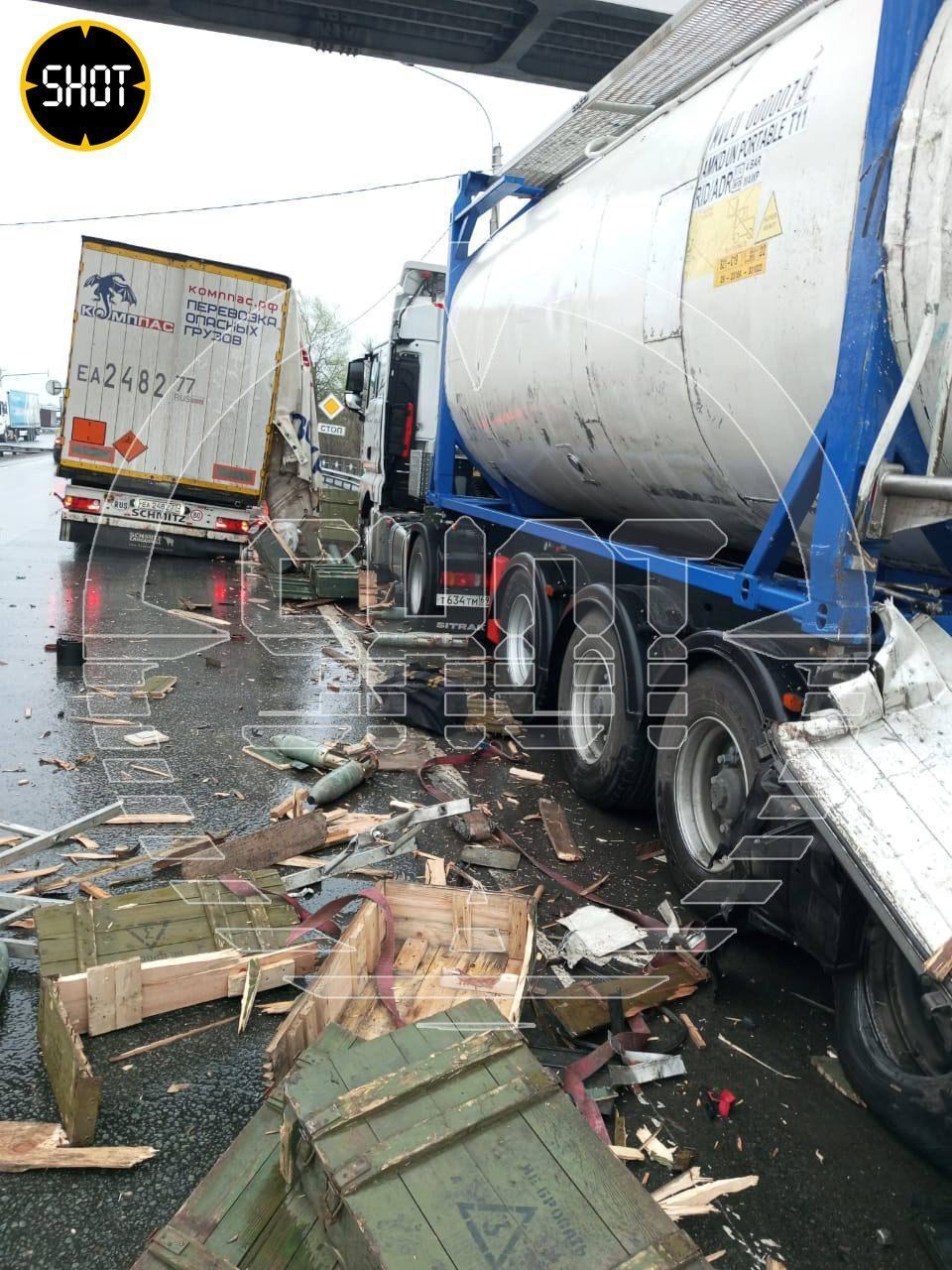 В России грузовик, перевозивший танковые снаряды, столкнулся с бензовозом