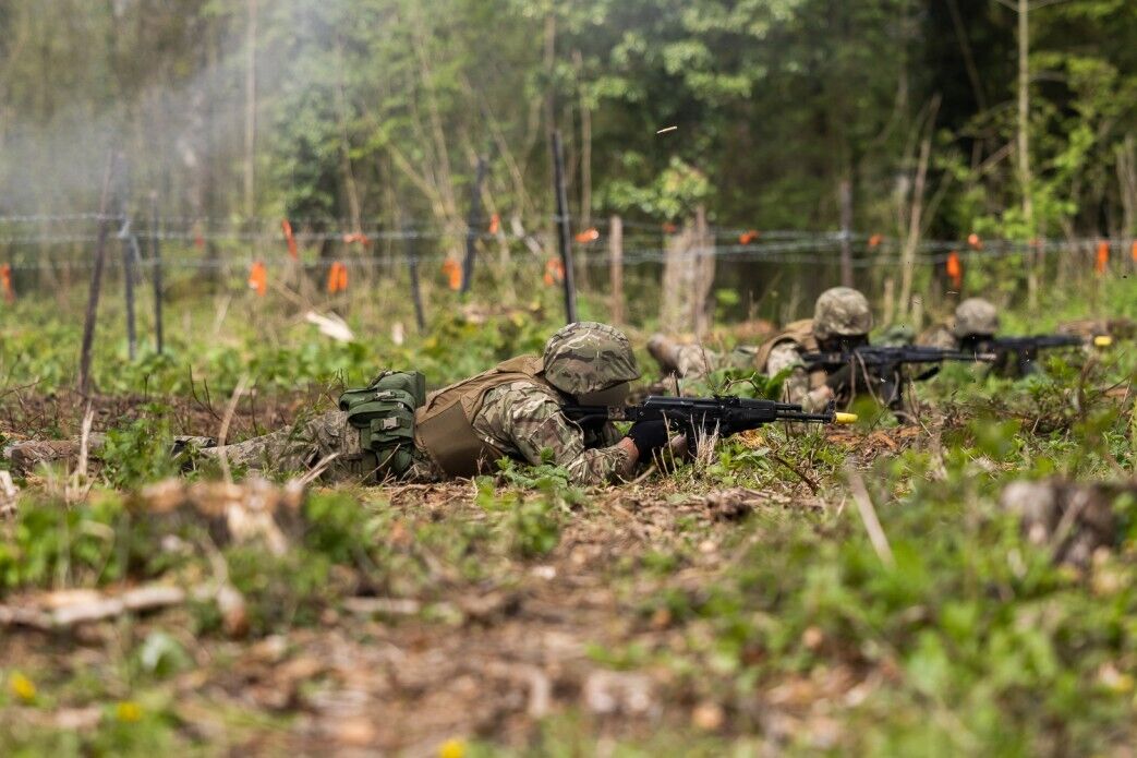 Елена Зеленская и Денис Шмигаль посетили украинских военных, которые проходят обучение в Великобритании. Фото и видео