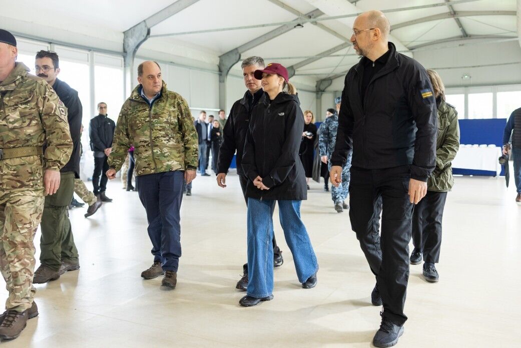 Олена Зеленська і Денис Шмигаль відвідали українських військових, які проходять навчання у Великій Британії. Фото і відео