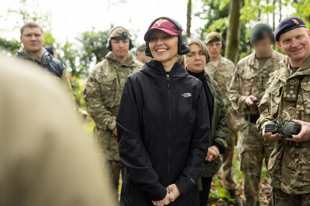 Елена Зеленская и Денис Шмигаль посетили украинских военных, которые проходят обучение в Великобритании. Фото и видео