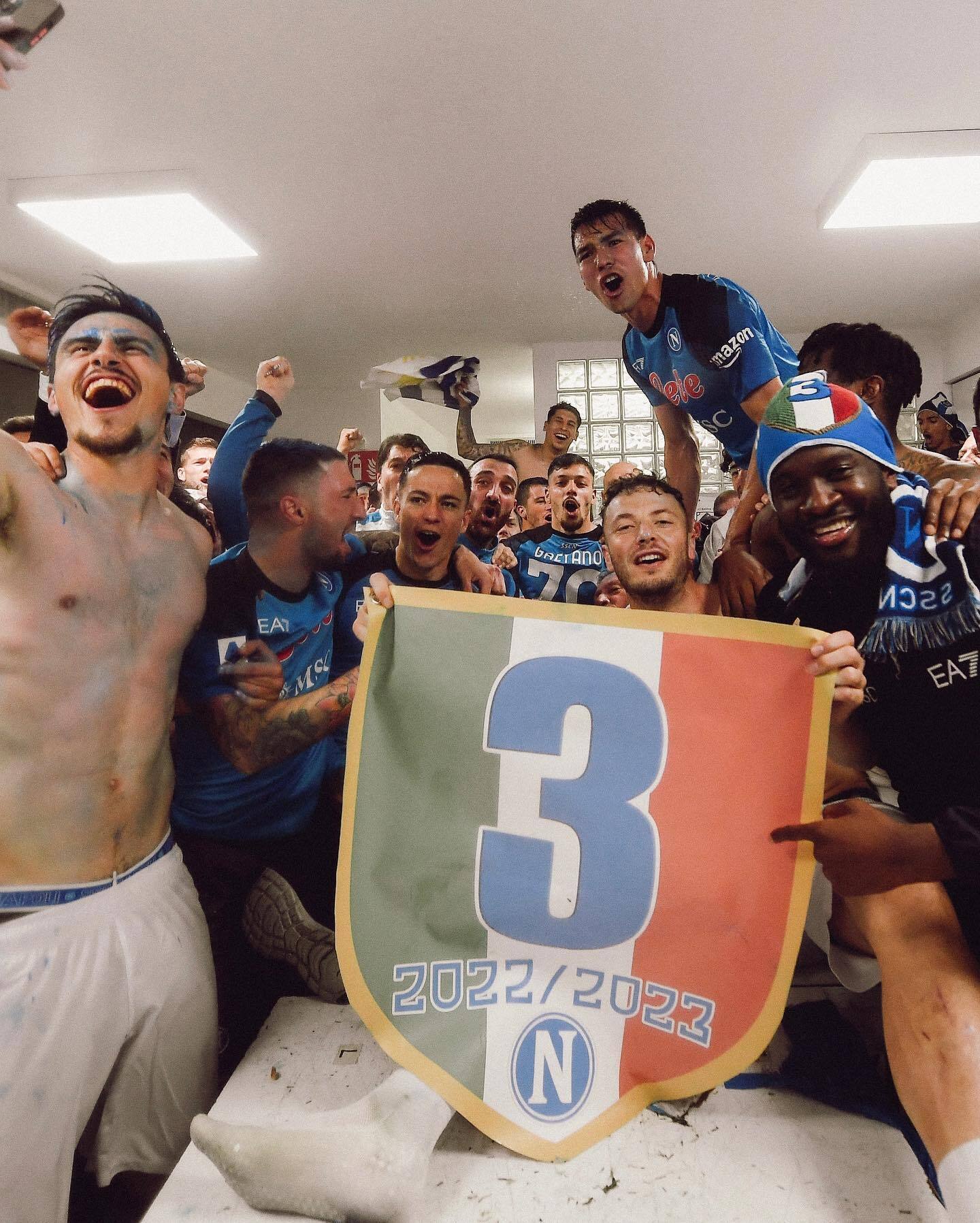 "Наполи" впервые со времен Марадоны выиграл чемпионат Италии по футболу. Видео безумия