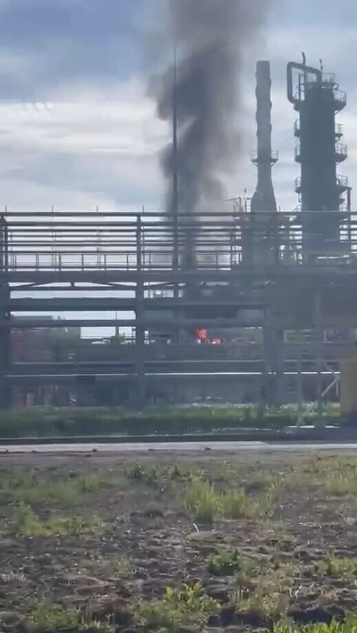 На Ільському НПЗ у Краснодарському краї знову "бавовна": після атаки дрона сталася пожежа. Відео