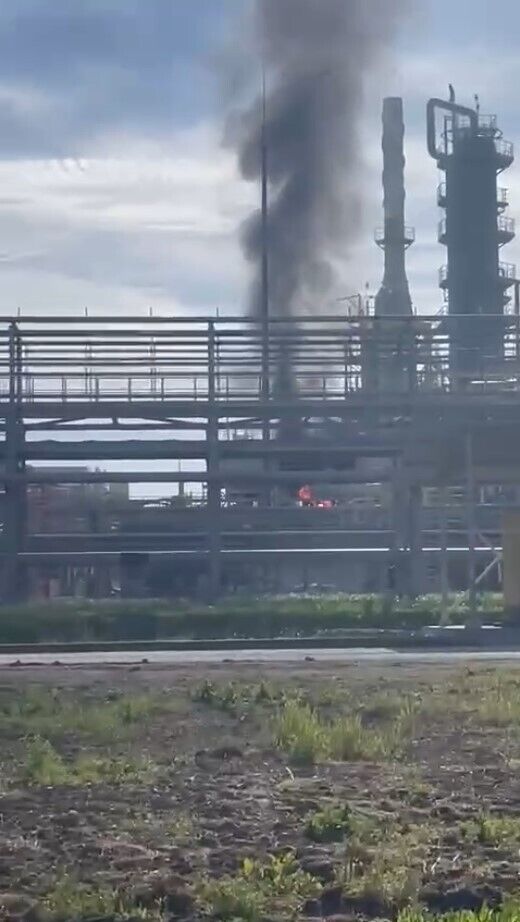 На Ільському НПЗ у Краснодарському краї знову "бавовна": після атаки дрона сталася пожежа. Відео