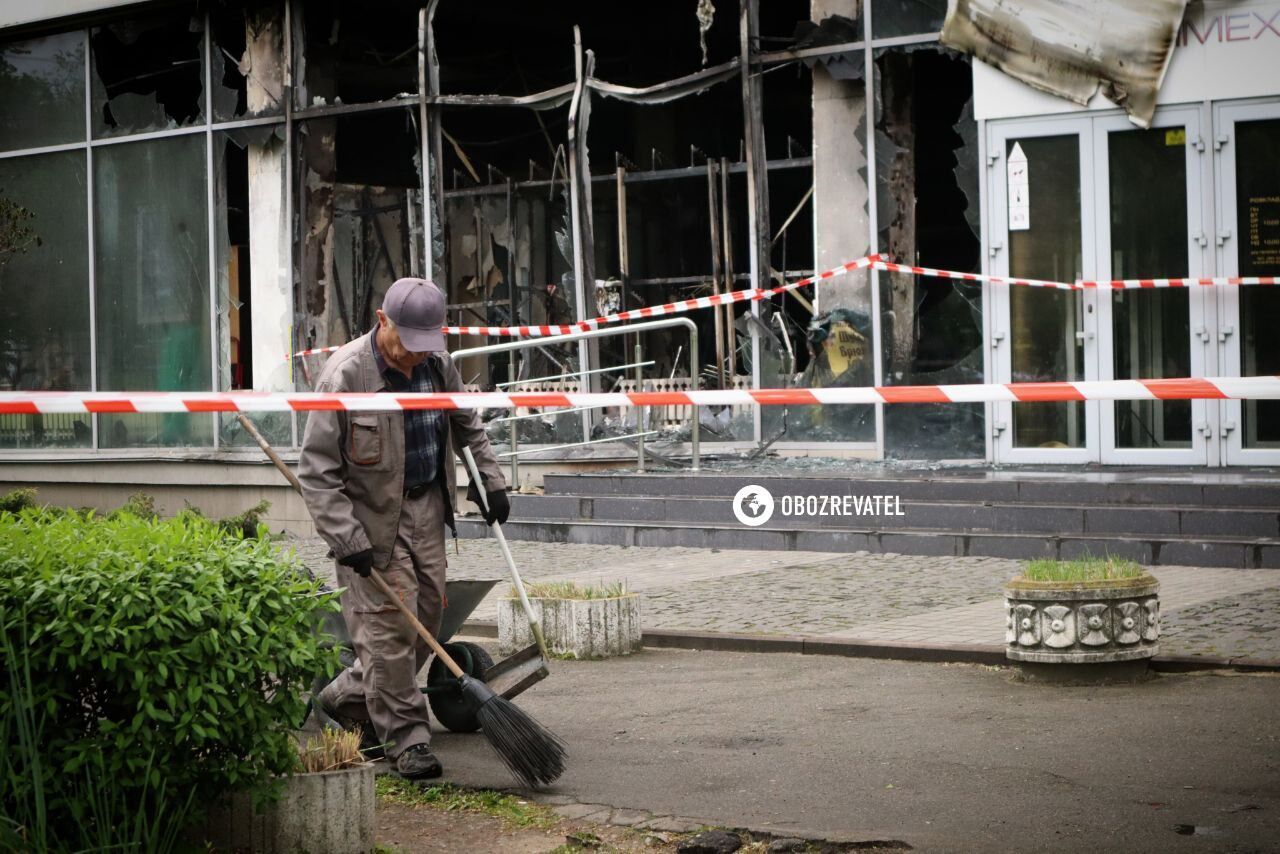 Огонь уничтожил магазины одежды и ювелирный: последствия падения обломков сбитого в Киеве БПЛА. Фоторепортаж