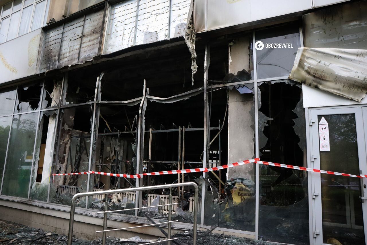 Огонь уничтожил магазины одежды и ювелирный: последствия падения обломков сбитого в Киеве БПЛА. Фоторепортаж