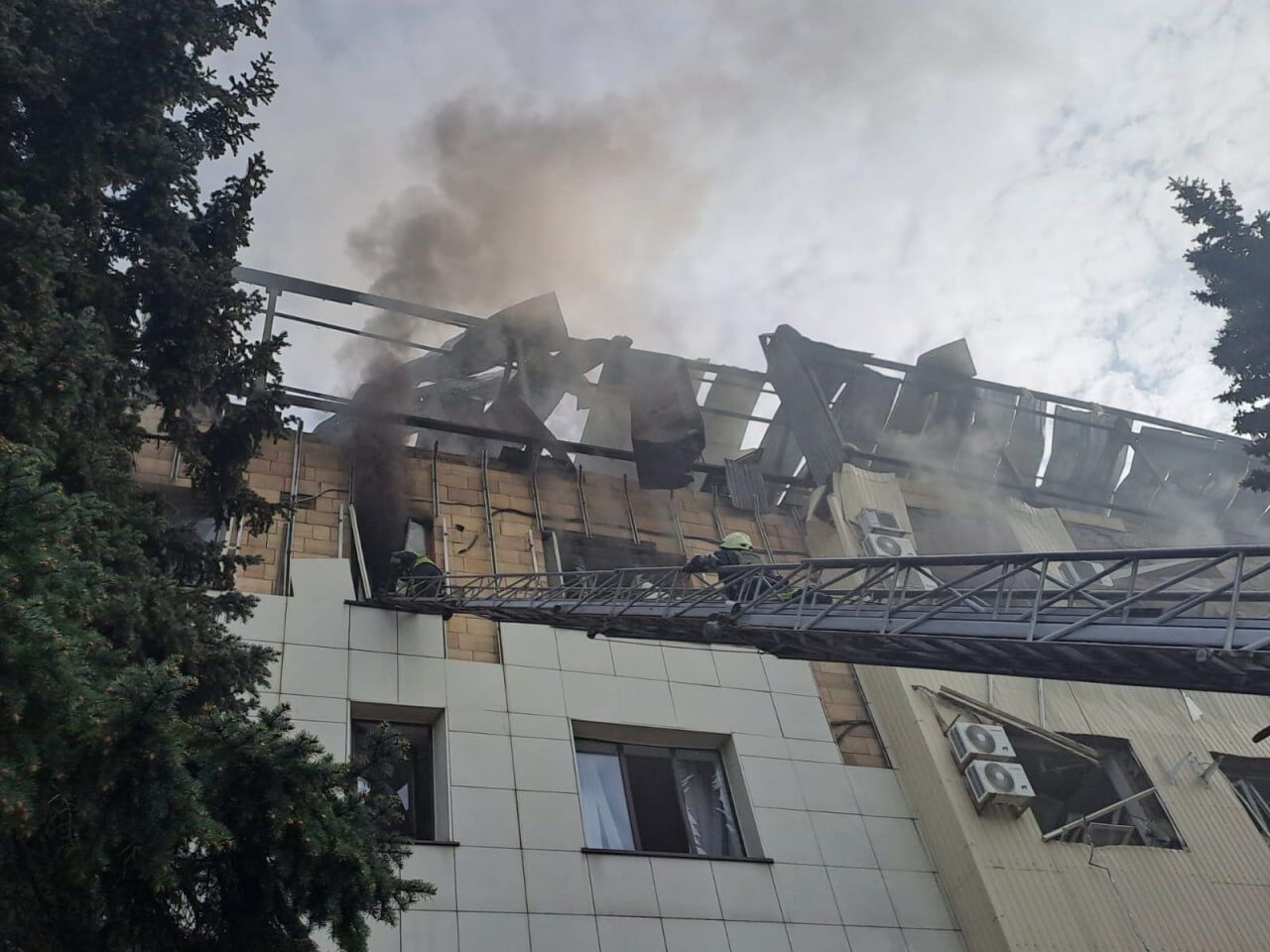 Росія обстріляла Слов'янськ і Краматорськ: пошкоджено будівлі двох заводів. Фото і відео