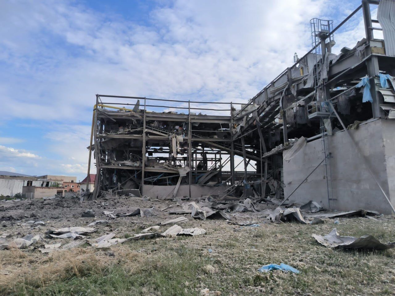 Россия обстреляла Славянск и Краматорск: повреждены здания двух заводов. Фото и видео