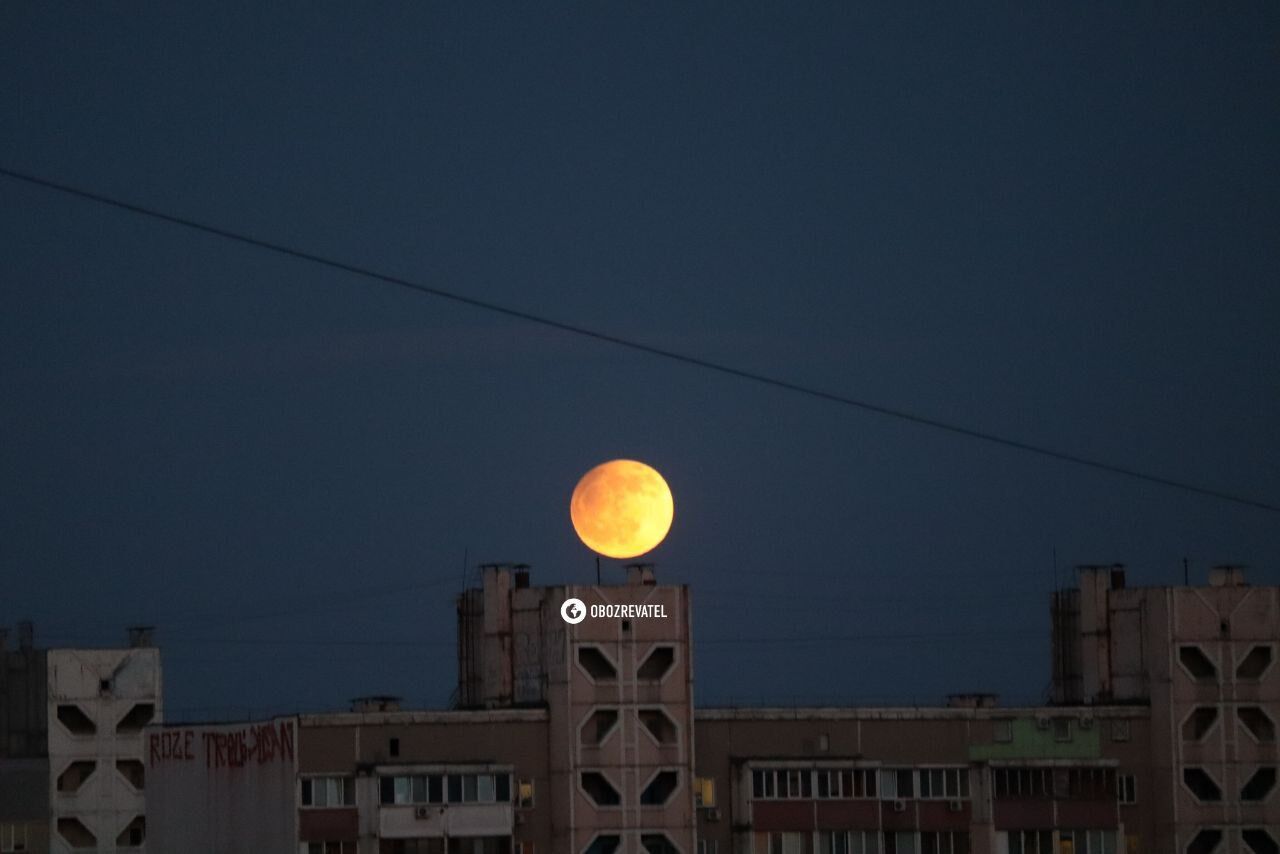 Лунное затмение: в Украине наблюдается редкое астрономическое явление. Фото