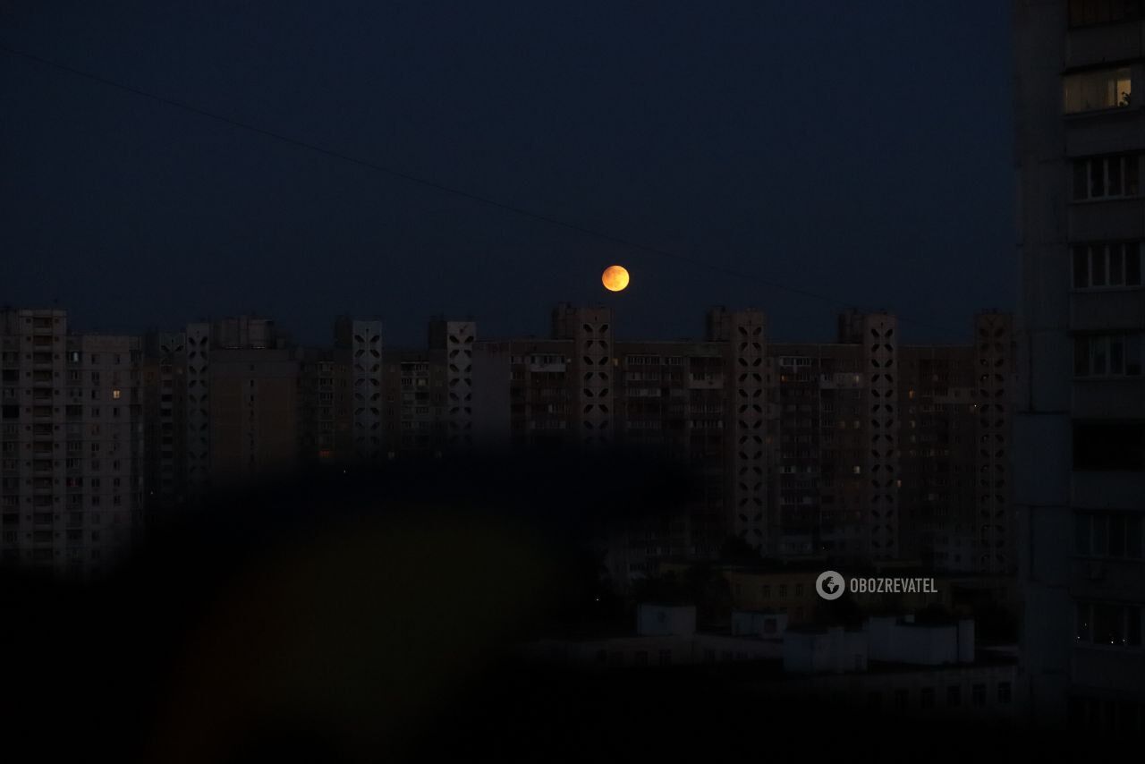 Місячне затемнення: в Україні спостерігають рідкісне астрономічне явище. Фото