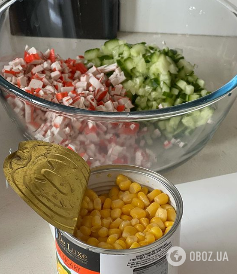 Крабовий салат по-новому: як варто готувати популярну страву весною 