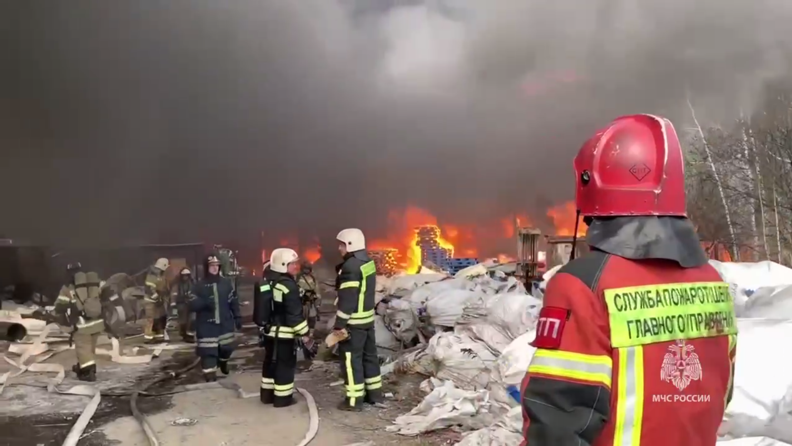 Площа займання 4 тисячі кв. м: у російському Єкатеринбурзі загорілися склади. Відео