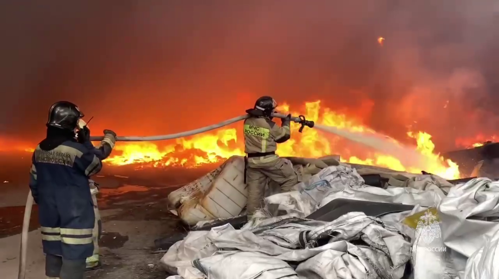 Площадь возгорания 4 тысячи кв. м: в российском Екатеринбурге загорелись склады. Видео
