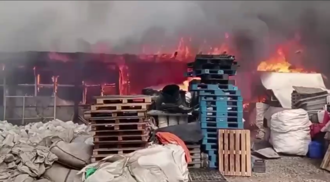 Площа займання 4 тисячі кв. м: у російському Єкатеринбурзі загорілися склади. Відео