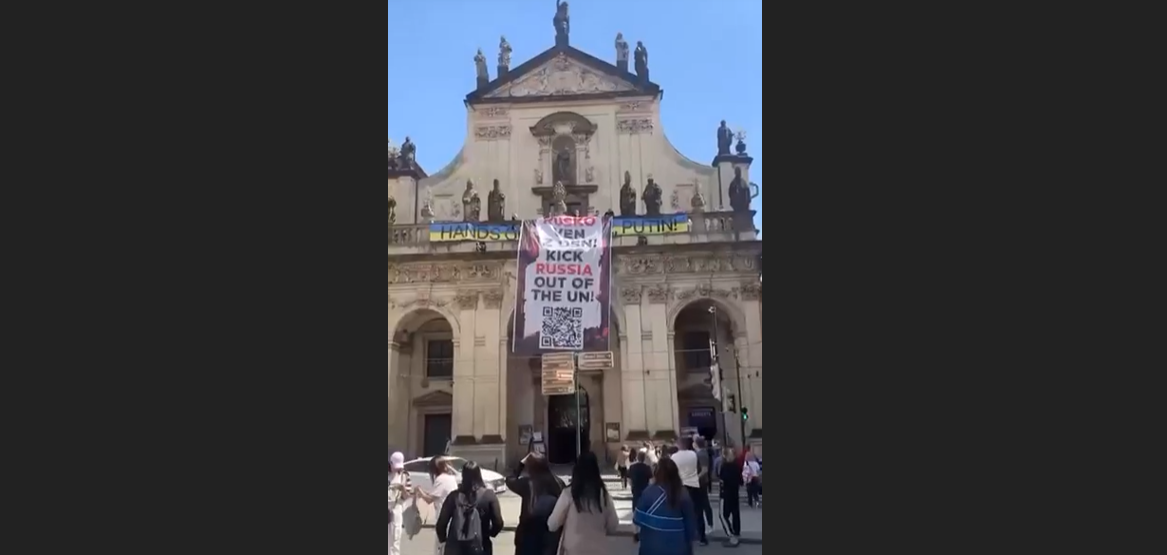 "Нам выпал исторический шанс": в Праге вывесили баннеры с требованием исключить Россию из Совбеза ООН. Видео