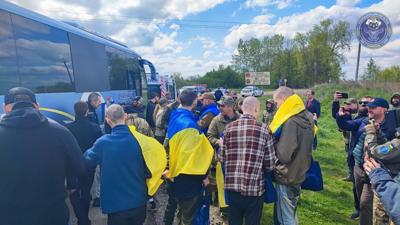 Украина провела очередной обмен пленными: домой вернулись 45 защитников "Азовстали"