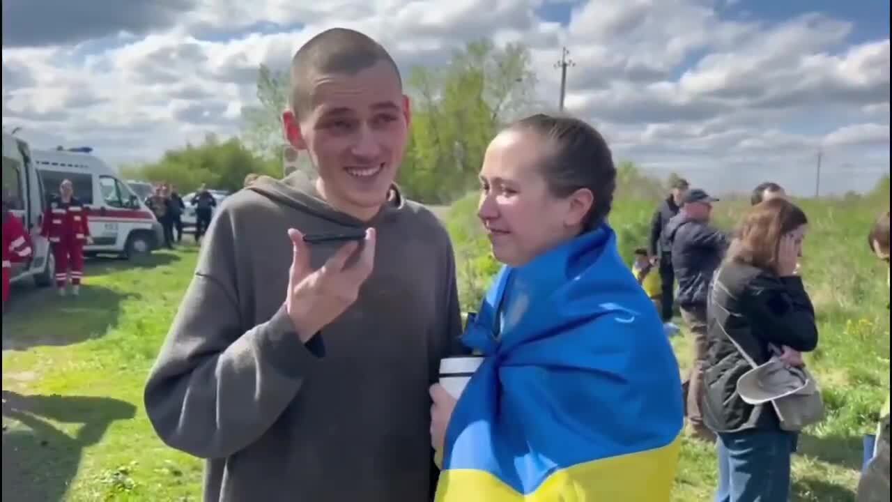Одружилися на "Азовсталі": зворушливі кадри повернення українського подружжя з полону. Відео