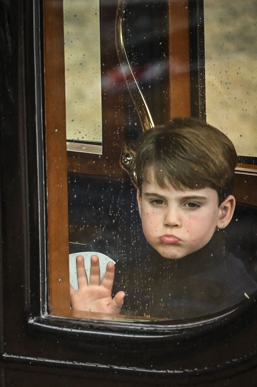 Пятилетний принц Луи снова зажигает: заскучавший внук Чарльза III на коронации кривлялся и отвлекал сестру. Забавные кадры